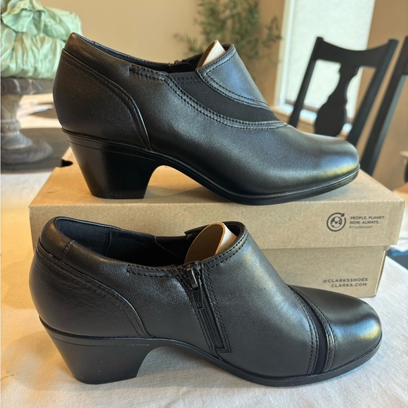 Clarks Collection Black Leather Heeled Slip-On Shoes • Size 8W • Clarks shoes - Picture 3 of 5